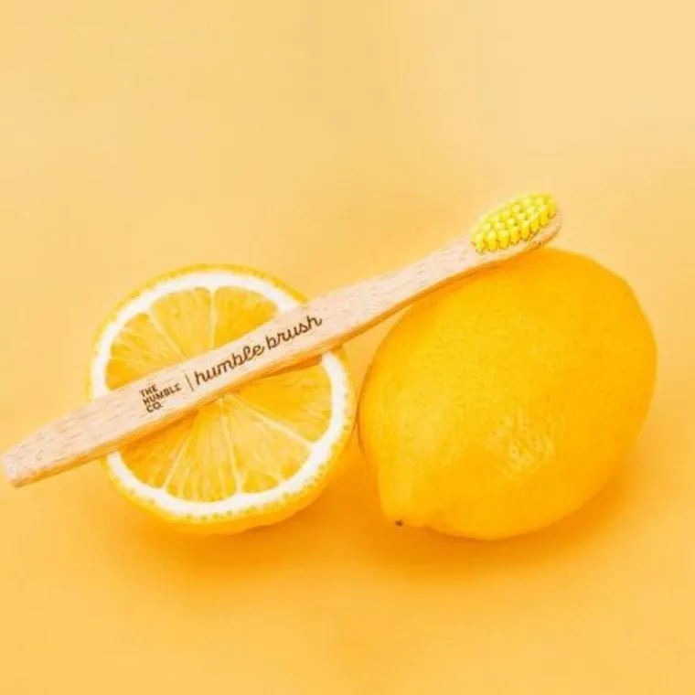 THE HUMBLE CO. Brosse à dents pour adulte en bambou souple coloris jaune
