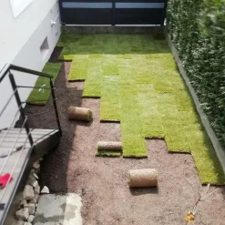 Discount LES GAZONS DE LA HARDT Gazon naturel résistant à la sécheresse en rouleaux - prix au m² pour une surface achetée totale de 151 à 300 m²