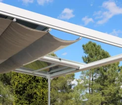 Clearance COULEURS DU MONDE Pergola en aluminium et polycarbonate coloris blanc mat modèle Odessa - 3 x 3,60 x 2,65 m
