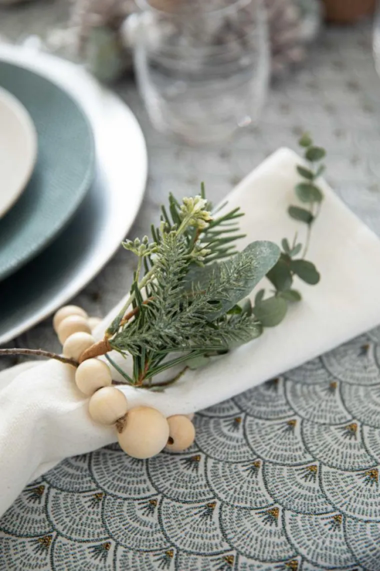 Online KAEMINGK Rond de serviette coloris vert avec boules en bois, pommes de pin, eucalyptus et paillettes Modern – 6 x 9 x 9 cm