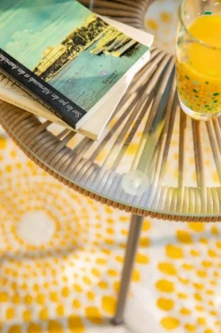 Sale Salon de jardin en acier et résine tressée coloris noir et miel Hosta - 3 éléments (table basse et deux fauteuils)